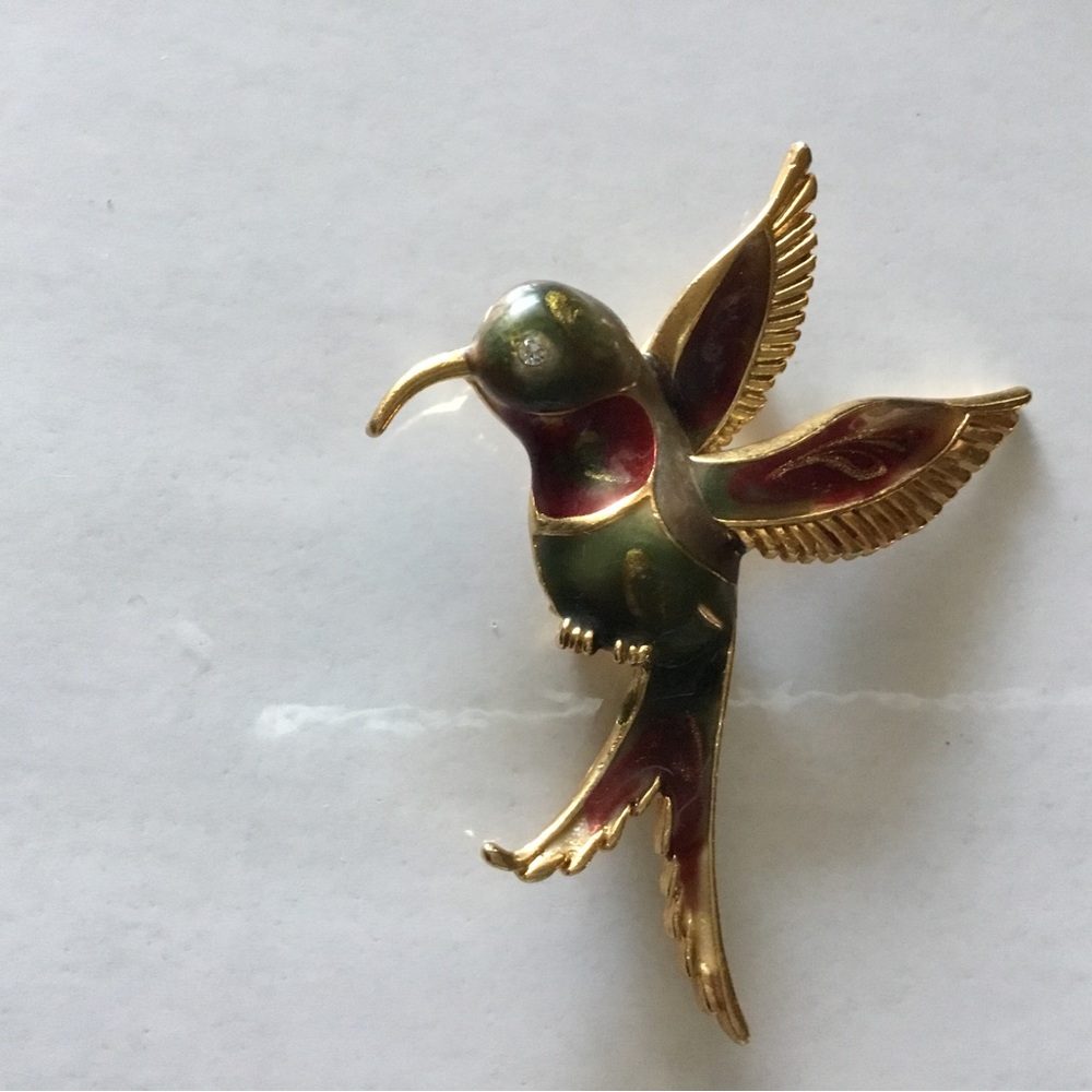 Vintage Hummingbird Brooch. 
Materials: Gold Tone Metal, Enamel,Rhinestone-eye.
